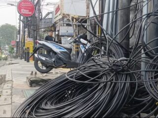 Kabel Semrawut Menjuntai Di Trotoar Kelapa Dua Depok