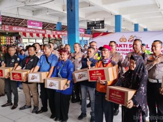 Pekerja dan Pedagang di Terminal Kampung Rambutan Dibantu Sembako
