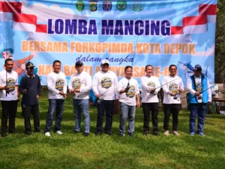 Wali Kota Depok Supian Suri (tengah) bersama Wakil Wali Kota Chandra Rahmansyah, Kapolres Metro Depok Kombes Pol. Abdul Waras, dan Kajari Depok Arif Budiman saat menghadiri lomba memancing memperingati Hari Bhakti Adhyaksa ke-66 di Pemancingan KABEDA, Beji, Depok, Minggu (19/7).
