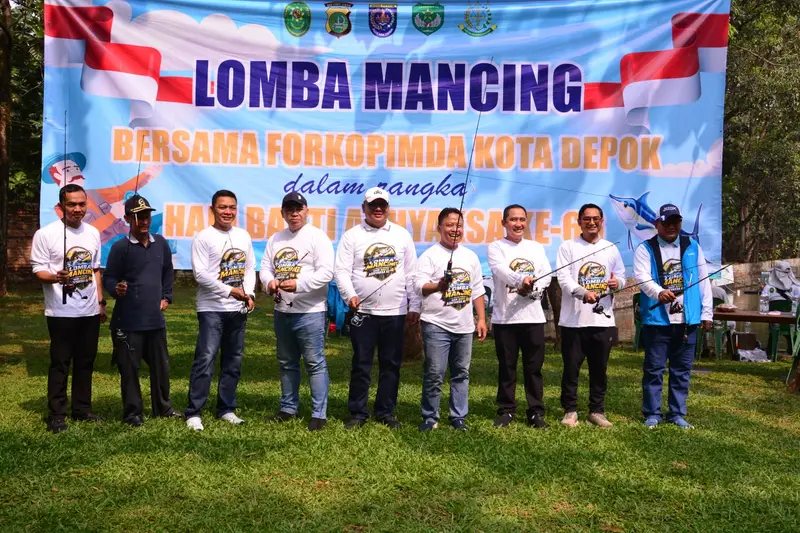 Wali Kota Depok Supian Suri (tengah) bersama Wakil Wali Kota Chandra Rahmansyah, Kapolres Metro Depok Kombes Pol. Abdul Waras, dan Kajari Depok Arif Budiman saat menghadiri lomba memancing memperingati Hari Bhakti Adhyaksa ke-66 di Pemancingan KABEDA, Beji, Depok, Minggu (19/7).