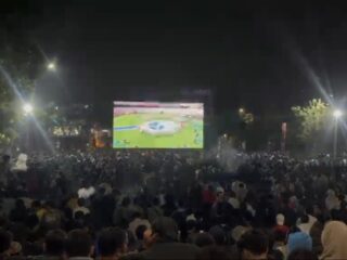 Ribuan warga memadati Alun-alun GDC untuk menyaksikan nobar final Piala Dunia Spanyol vs Argentina yang digelar Pemkot Depok. Acara dimeriahkan hiburan musik, puluhan UMKM, dan doorprize.