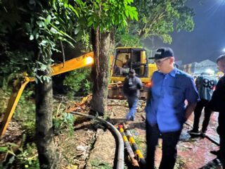 Pemkab Bogor Turunkan Alat Berat Tangani Tumpukan Sampah di Kali Baru di Jalan Raya Bogor Jakarta