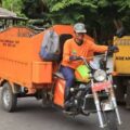 kendaraan niaga ringan berupa motor atau gerobak modifikasi beroda tiga yang dipakai untuk mengangkut sampah dari pemukiman warga.
