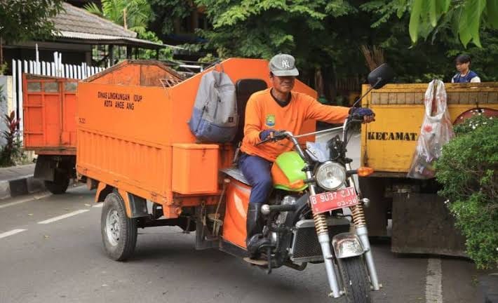 kendaraan niaga ringan berupa motor atau gerobak modifikasi beroda tiga yang dipakai untuk mengangkut sampah dari pemukiman warga.