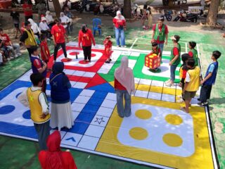 Warna Beda-beda Tetap Satu": Ludo Manusia Pemersatu Warga Pondok Sukmajaya