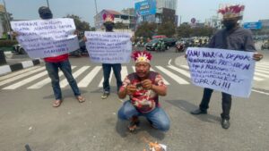 Masa menggelar demo di jalan margonda