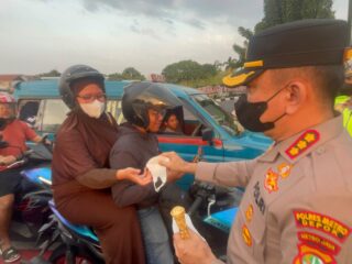 Debu Gunung Anak Krakatau Masuk Depok, Polisi Bagikan Masker dan Wajibkan Anggotanya Pakai Masker